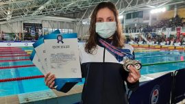 Milli yüzücü Merve Tuncel madalyasını aldı