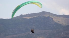 Afyonkarahisar'da yamaç paraşütü pilotları "Büyük Taarruz" için havalandı